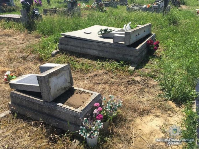 Вандалізм на Мукачівщині: на кладовищі пошкодили 23 надмогильні пам’ятники – 03