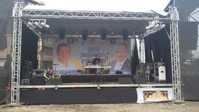 На відкритті стадіону "Автомобіліст" роздавали бограч – 02