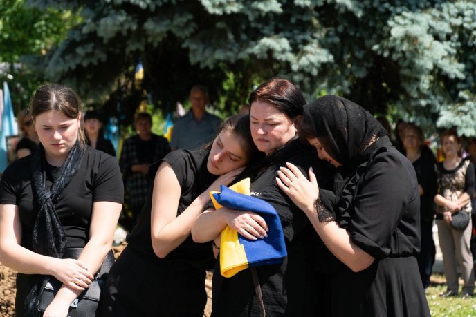 На Закарпатті поховали 21-річного Героя. Батько хлопця зник безвісти на війні – 04