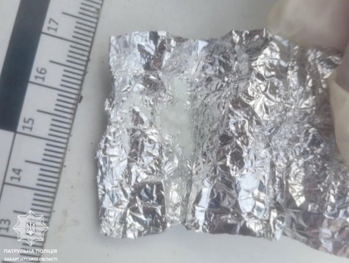 На вулицях Ужгорода і Мукачева виявили кількох чоловіків, у яких були наркотики – 04