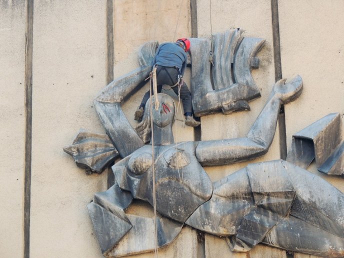 У Берегові альпініст демонтує аварійну "Музу" – 03