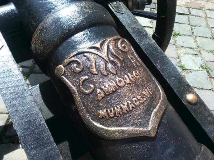 У замку "Паланок" встановлять чотири гармати – 02