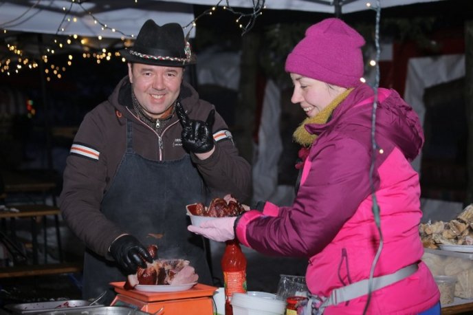 Закарпатські вина, смачні страви та дзвінкі пісні: у Мукачеві урочисто відкрили фестиваль "Червене вино" – 04