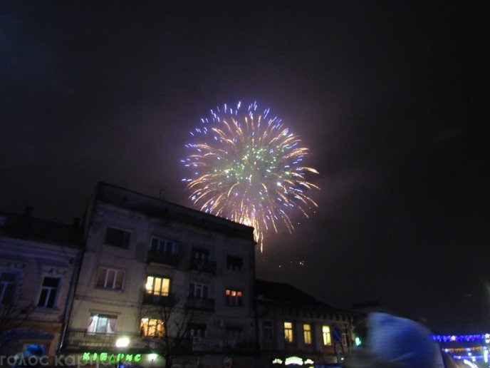 Зустріч Нового року в Мукачеві: бенгальські вогні, шампанське та феєрверк – 06