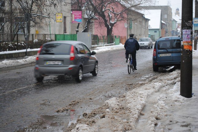 Мукачівці та їх автомобілі потопають у сніговій каші (ФОТОРЕПОРТАЖ) – 04 Мукачівці та їх автомобілі потопають у сніговій каші (ФОТОРЕПОРТАЖ) – 04