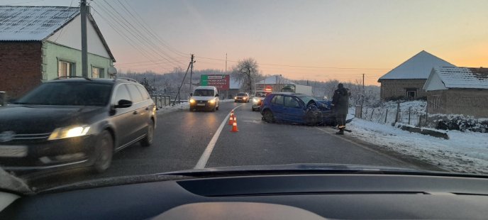 Ранкова автотроща на Закарпатті: дві автівки сильно пошкоджені – 02 Ранкова автотроща на Закарпатті: дві автівки сильно пошкоджені – 02
