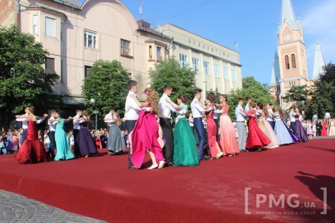 Свято випускників у Мукачеві: вальс, усмішки та селфі – 09 Свято випускників у Мукачеві: вальс, усмішки та селфі – 09