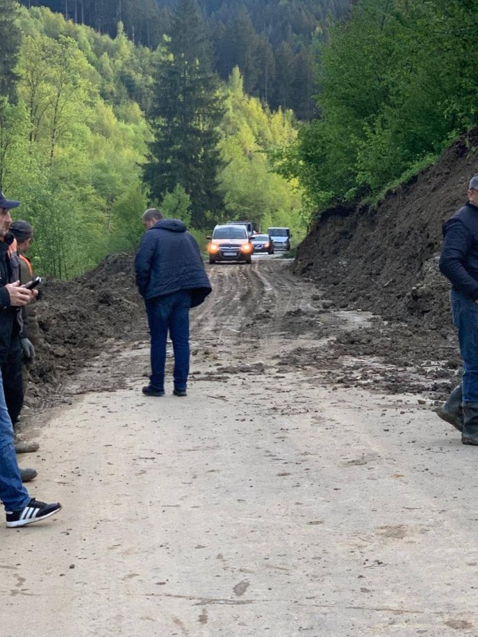 Між двома закарпатськими селами стався зсув ґрунту і тимчасово заблокував рух – 02 Між двома закарпатськими селами стався зсув ґрунту і тимчасово заблокував рух – 02