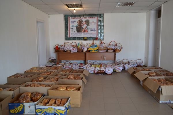 Волонтери Тячівщини провели акцію "Приготуймо великодній кошик для солдата" (ФОТО) – 02