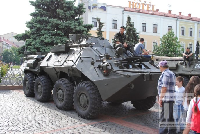 В центрі Мукачева проходить виставка військової техніки та озброєння 128-ї окремої гірсько-піхотної бригади (ФОТО) – 01