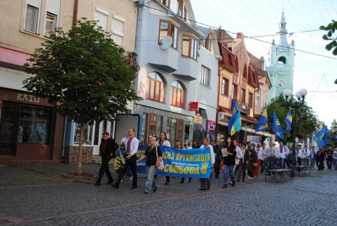 Марш націоналістів: свободівці пройшли у вишиванках вулицями Мукачева (ФОТОРЕПОРТАЖ,ВІДЕО) – 11