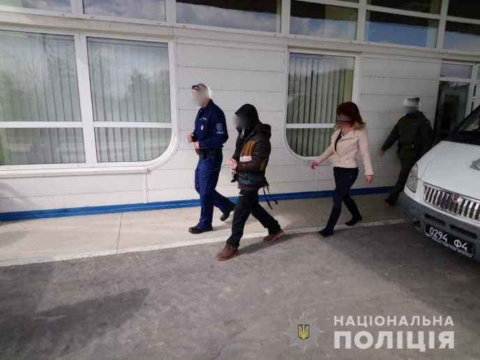 Із Закарпаття екстрадували до Угорщини злочинця, якого розшукував Інтерпол – 01 Із Закарпаття екстрадували до Угорщини злочинця, якого розшукував Інтерпол – 01