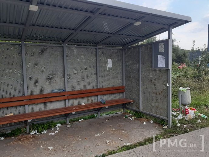 Побачене на одній із автобусних зупинок Мукачева неприємно вразило людей – 06