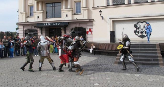 У центрі Ужгорода лицарі влаштували середньовічну битву – 07