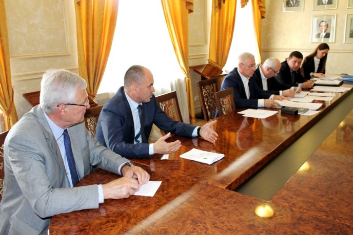 Дві комісії Закарпатської облради готуються до пленарного засідання крайового парламенту – 04 Дві комісії Закарпатської облради готуються до пленарного засідання крайового парламенту – 04