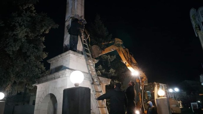 У центрі Мукачева демонтували радянський монумент – 04