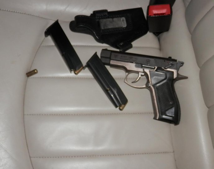 24-річний юнак на елітному "Ягуарі" попався зі зброєю – 03