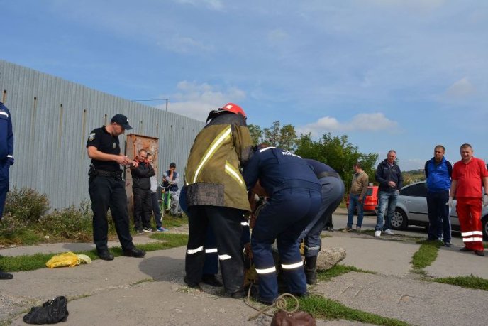 В Ужгороді чоловік впав у відкритий каналізаційний люк – 06