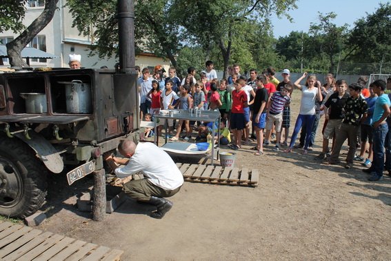 До бійців Ужгородського батальйону Нацгвардії завітали півсотні дітей-сиріт – 01