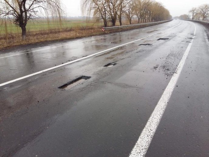 На трасі Київ-Чоп закарпатські дорожники клали асфальт у ями, залиті водою – 06