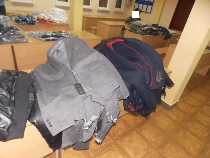 Закарпатські прикордонники затримали автобус із нерозмитненим одягом з Італії – 02