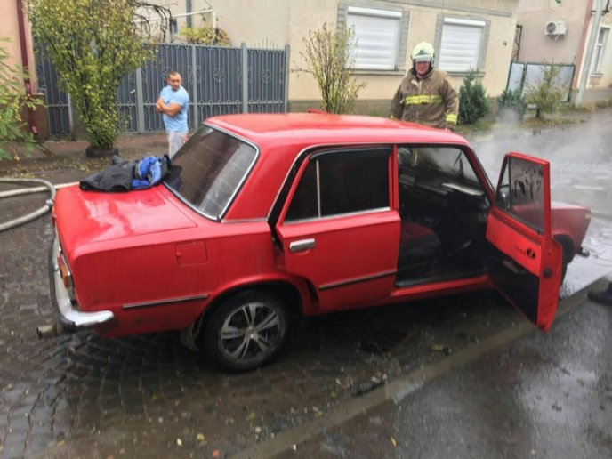 У Виноградові посеред вулиці загорівся автомобіль – 02