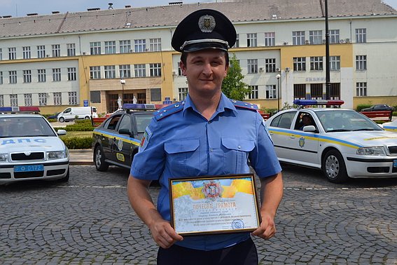 Ужгородські патрульні врятували з палаючої квартири подружжя пенсіонерів – 04