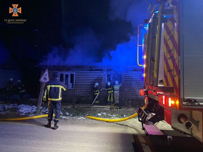 На Хустщині через електричну плитку спалахнув будинок – 01