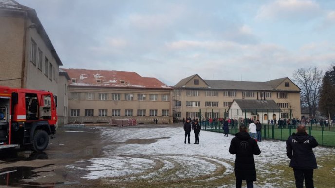 Евакуювали дітей: вранці в одній зі шкіл Сваляви спалахнула пожежа – 02