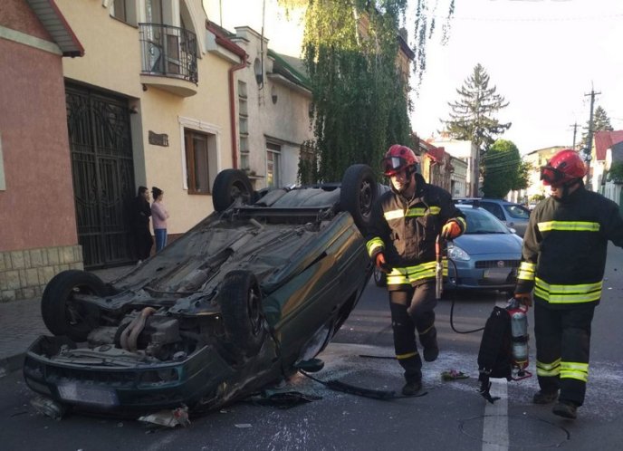 Рятувальники визволяли водія із потрощеної машини – 01