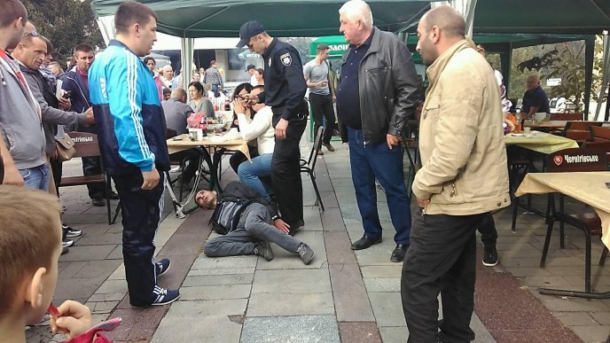 Під час святкування Дня Ужгорода чоловік вдарив товариша ножем в шию – 02