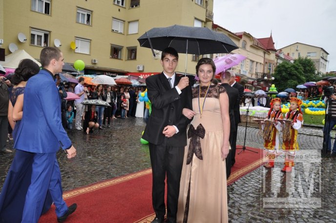 Парад випускників в центрі Мукачева: як це було (ФОТО) – 39