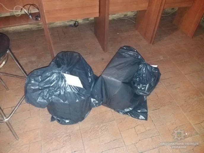 Поліція разом із активістами припинила діяльність ігрового залу – 02