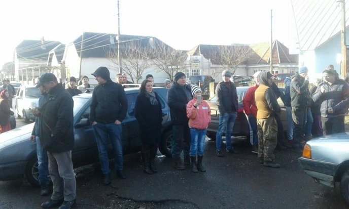 На Виноградівщині селяни заблокували дорогу через її жахливий стан – 03