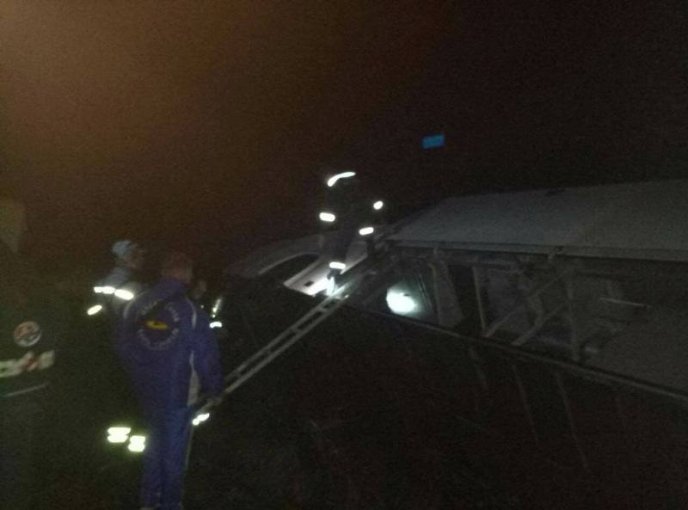 На Закарпатті перекинувся автобус із 38 людьми: у лікарню госпіталізовано молодого хлопця – 02