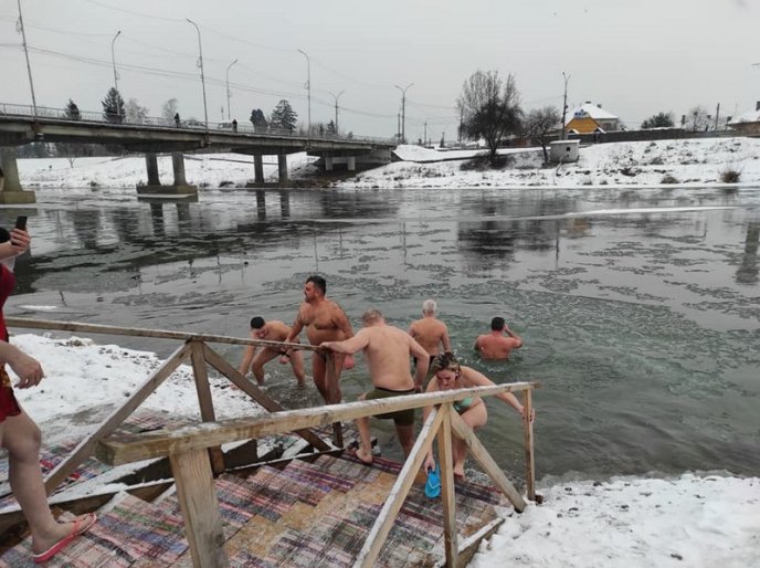 Як мукачівці на Водохреще у Латорицю пірнали – 02
