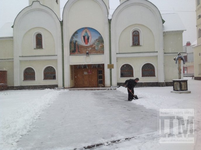 Мукачево та район у сніговій пастці: люди борються з негодою самотужки (ФОТОРЕПОРТАЖ) – 06