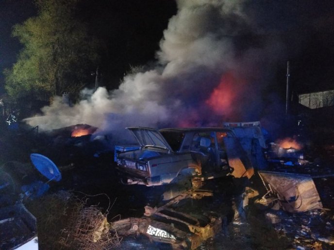 Рятувальники оприлюднили фото нічної пожежі у Хусті – 04