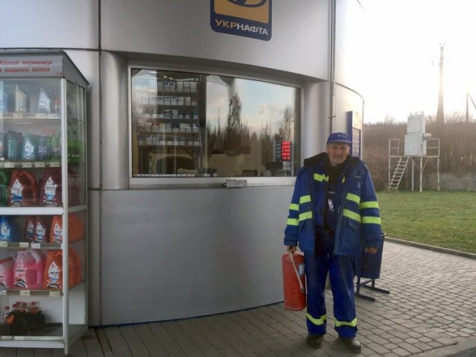 Як працівник АЗС кинувся на допомогу незнайомим людям – 01