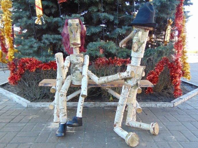 У Чопі під ялинкою встановили чудернацьку дерев’яну скульптуру – 01