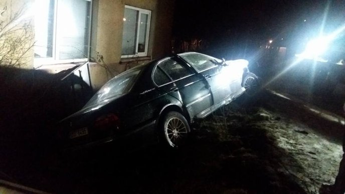 У Міжгір’ї іномарка влетіла в огорожу приватного будинку – 01