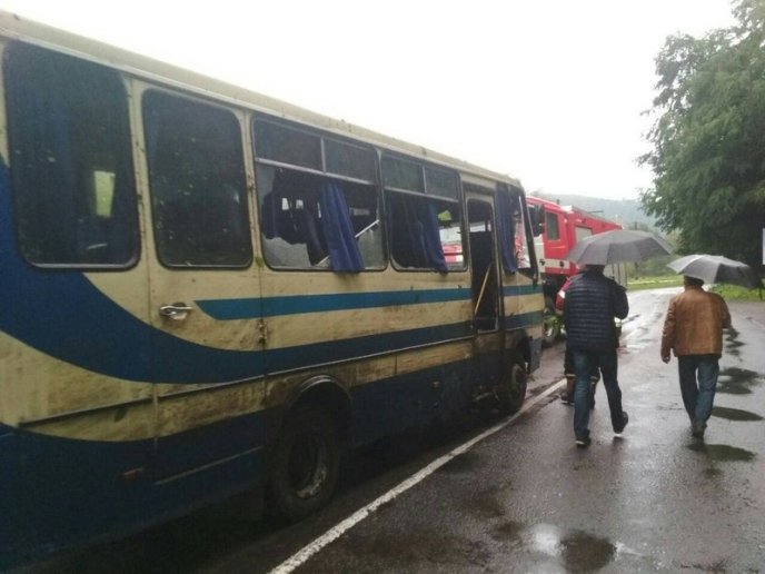 На Закарпатті автобус потрапив у ДТП. Постраждало двоє молодих людей – 01