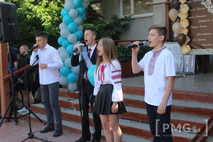 Свято останнього дзвоника відзначили у Мукачівській ЗОШ №13 – 16