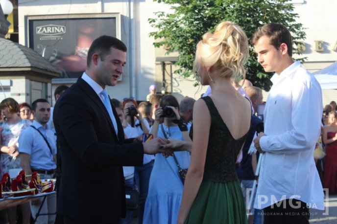 У Мукачеві нагородили випускників-медалістів – 48