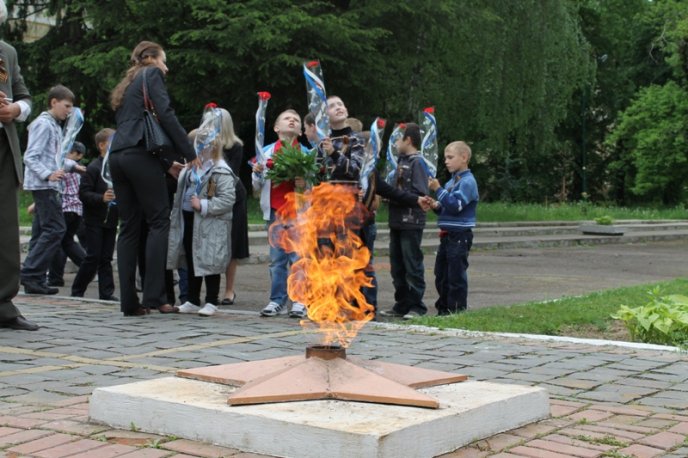 Мукачівські діти покладали квіти до вічного вогню (ФОТОРЕПОРТАЖ) – 07