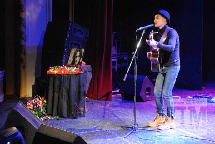 Мукачівські артисти вшанували пам’ять Кузьми Скрябіна великим концертом (ФОТОРЕПОРТАЖ) – 13 Мукачівські артисти вшанували пам’ять Кузьми Скрябіна великим концертом (ФОТОРЕПОРТАЖ) – 13