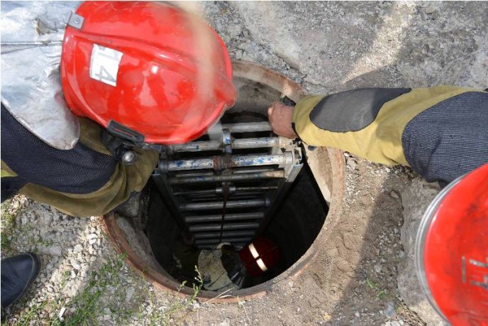 В Ужгороді чоловік впав у відкритий каналізаційний люк – 02