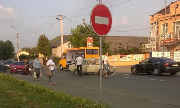 Зранку в Ужгороді зіткнулись три автомобілі – 01