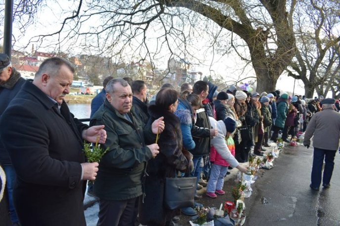 Тисячі вірян прийшли помолитись у храми Ужгорода та освяти воду – 13