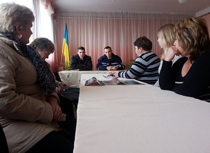 Ужгородські рятувальники вчили мешканців села Коритняни правилам безпечної життєдіяльності – 02